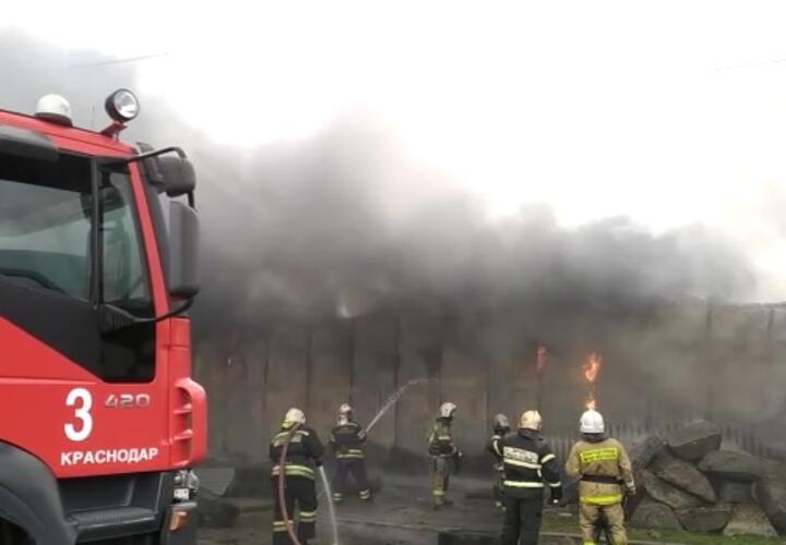 В Динском районе большой пожар уничтожил ангар (ВИДЕО)