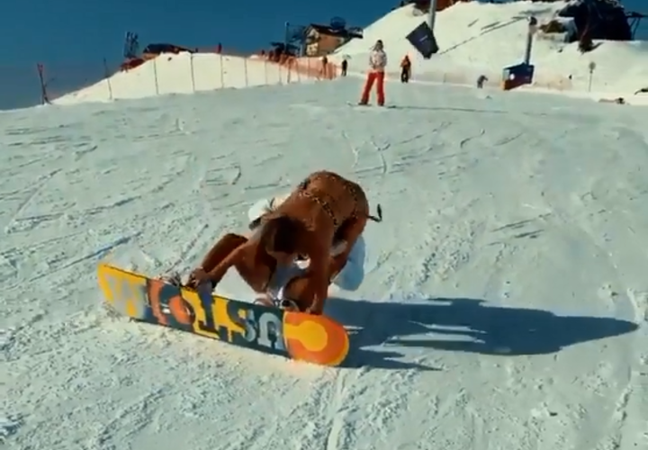 В горах Сочи девушка в бикини упала с плеч сноубордиста (ВИДЕО)