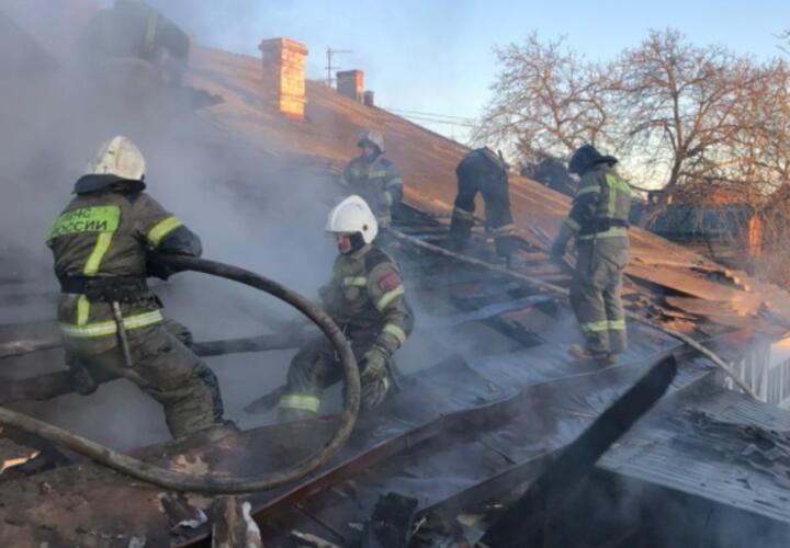 В Краснодаре из-за пожара эвакуировали 15 человек (ВИДЕО)