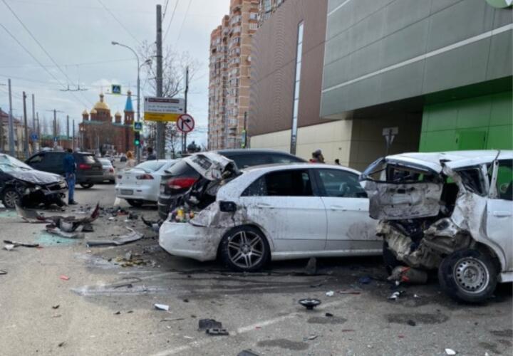 В Краснодаре лихач на Volkswagen протаранил пять автомобилей (ВИДЕО)