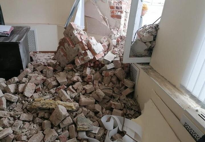 В Краснодаре обрушилась стена здания 