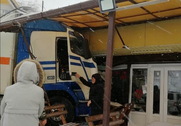 В Краснодарском крае грузовик протаранил столовую 