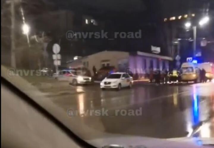 В Новороссийске автомобиль такси сбил пенсионеров на пешеходном переходе (ВИДЕО)
