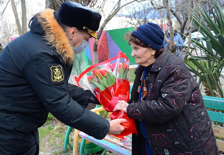 В Новороссийске моряки поздравили 94-летнего ветерана с 8 марта