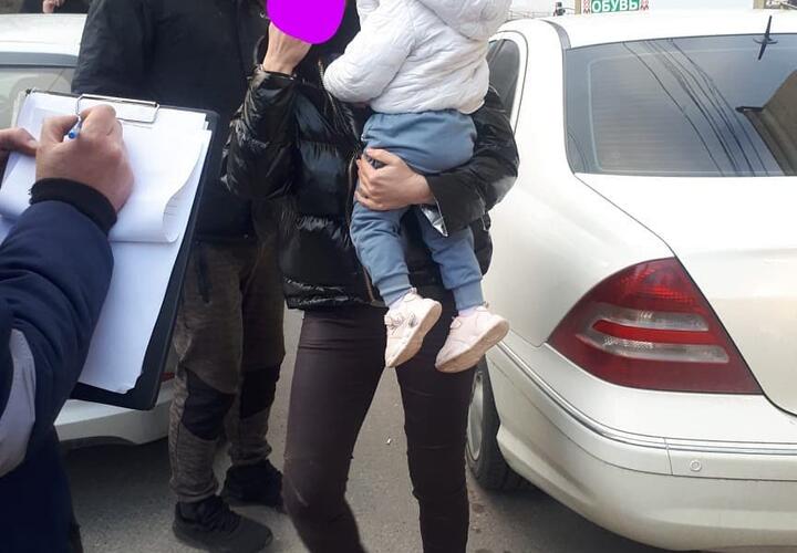 В Новороссийске сигнализация заблокировала маленького ребенка в машине