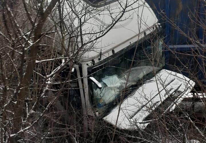 В районе Новороссийска фура протаранила легковой автомобиль