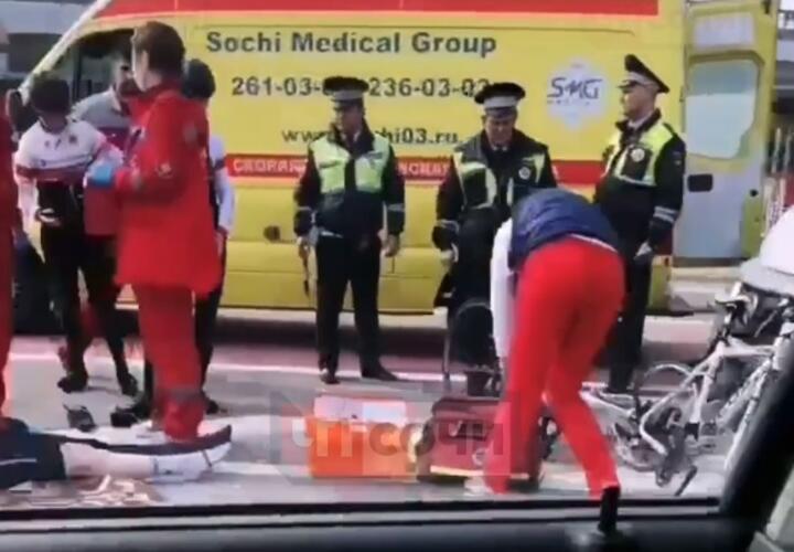 В Сочи иномарку во время аварии отбросило на велосипедистов