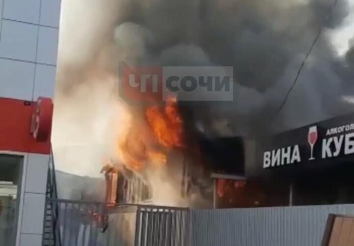В Сочи сгорели два частных дома и магазин (ВИДЕО)