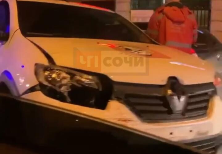 В Сочи водитель такси снес мотоциклиста (ВИДЕО)