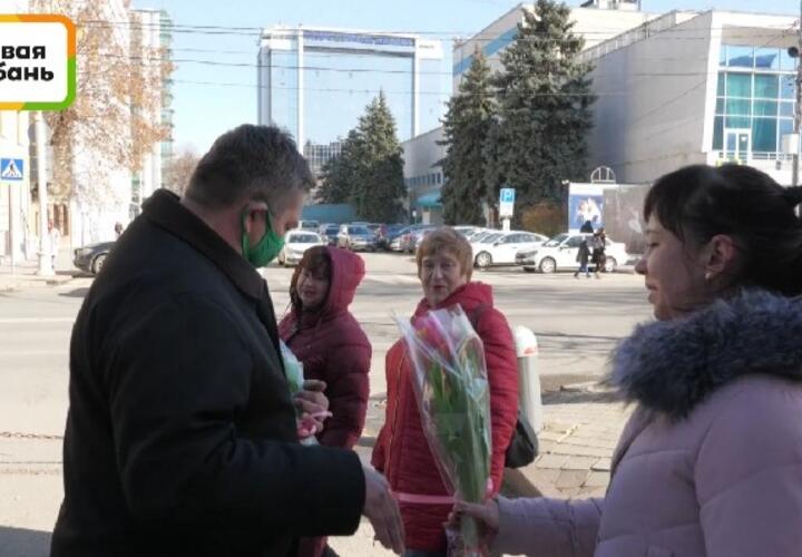 Журналисты «Живой Кубани» вышли с цветами на улицы Краснодара (ВИДЕО)