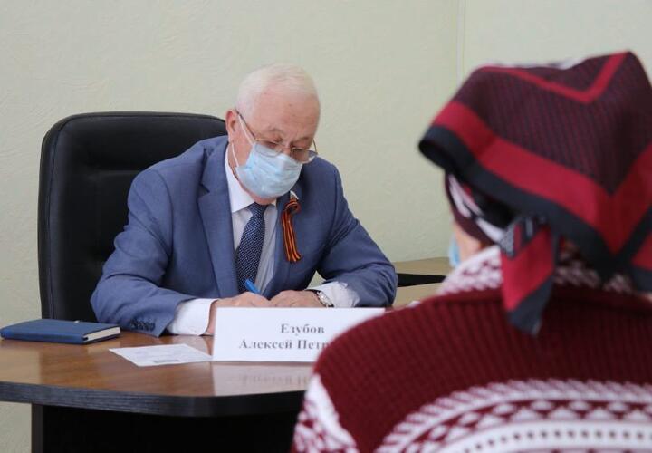 Надежда только на депутата: Алексей Езубов встретился с избирателями
