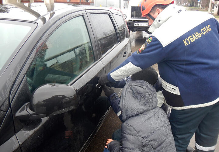 На Кубани 3-летний ребенок оказался в автоловушке 