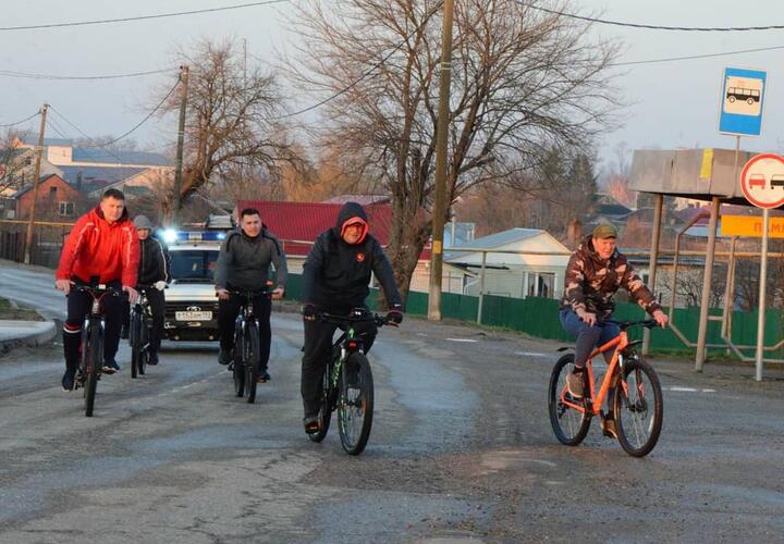 На Кубани администрация городского поселения решает проблемы на велосипедах 