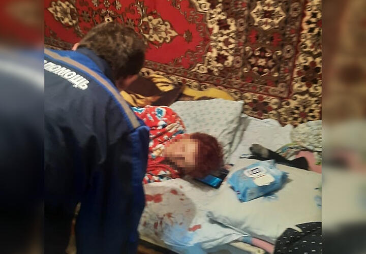 На Кубани окровавленная пенсионерка оказалась заперта в собственном доме
