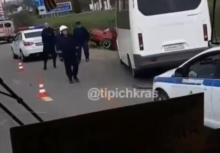 На Кубани в жесткой аварии с рейсовым автобусом погибли две женщины