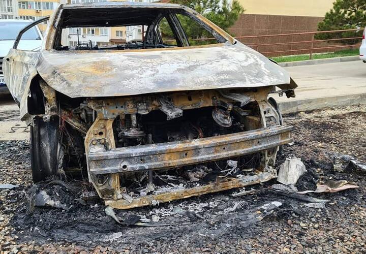 В Анапе неизвестные подожгли два автомобиля