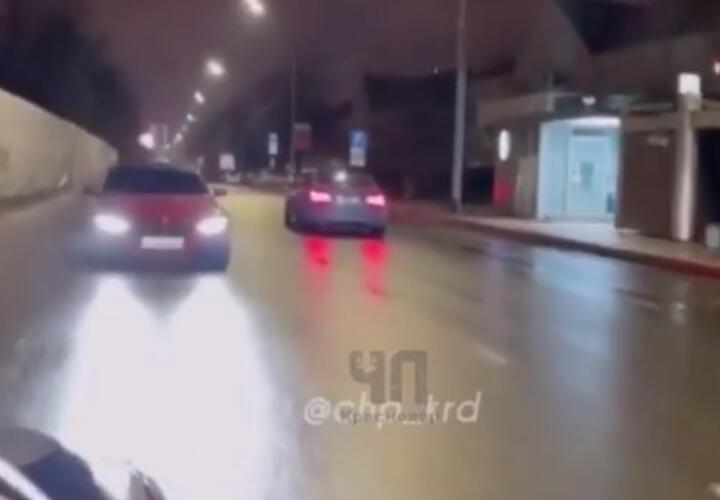 В Краснодаре лихач на BMW проехал по Красной задним ходом ВИДЕО