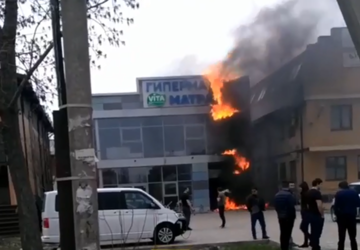 В Краснодаре сгорел двухэтажный гипермаркет