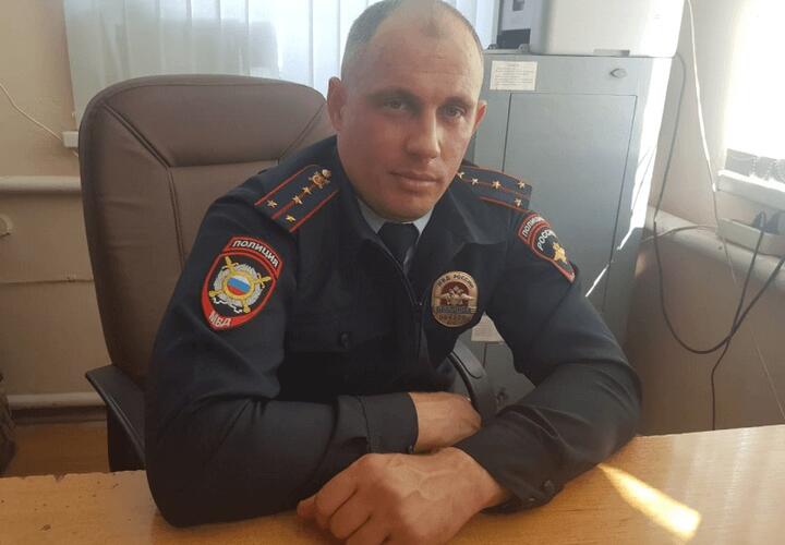 В Краснодарском крае полицейский вытащил из озера тонущую женщину