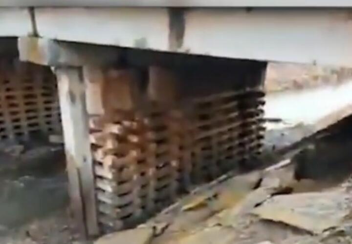 В Краснодарском крае разваливающийся мост подперли деревянными брусьями