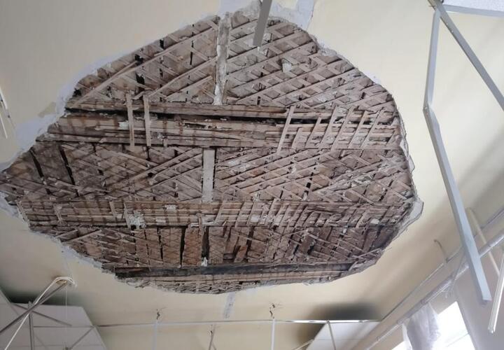 В Краснодарском крае в школе обвалился потолок