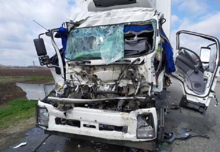 В Краснодарском крае водитель грузовика застрял в кабине