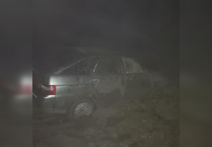 В Новороссийске у озера Неберджай автомобиль увяз в грязи