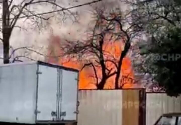 В Сочи пожар уничтожил бесхозное здание ВИДЕО