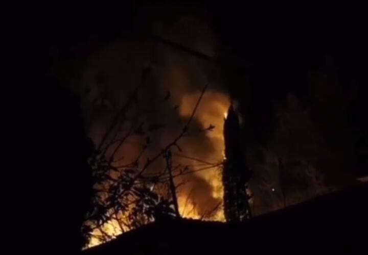 В Сочи спасатели полчаса тушили пожар в заброшенном здании