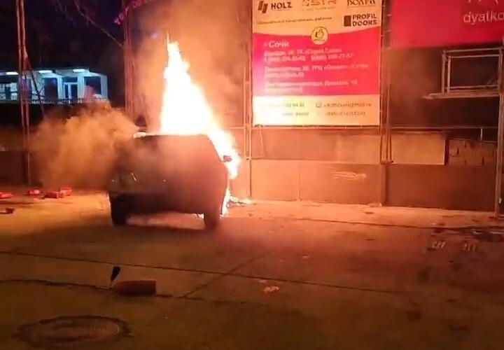 В Сочи в результате ДТП загорелся автомобиль
