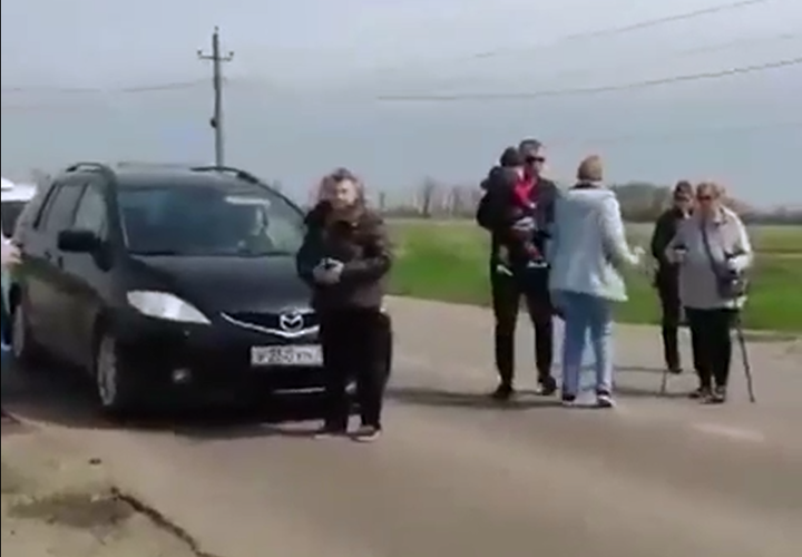 Жители поселка под Краснодаром перекрыли дорогу ВИДЕО
