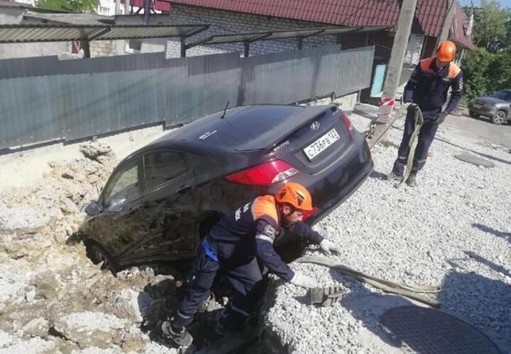 Стало известно, кто возместит ущерб владельцам авто, провалившихся в Новороссийске