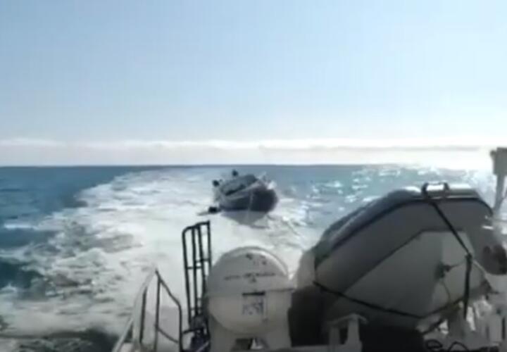 У берегов Сочи едва не затонула яхта с туристами ВИДЕО