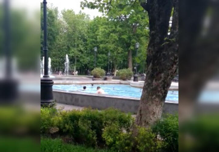 В Краснодаре дети открыли купальный сезон… в фонтане ВИДЕО