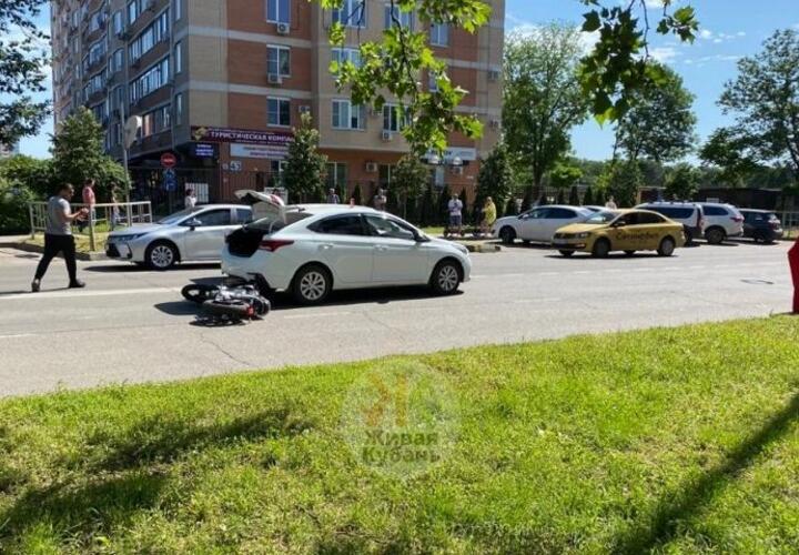 В Краснодаре мотоциклист врезался в иномарку ВИДЕО