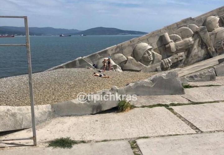 В Новороссийске туристы устроили пляжный отдых на мемориале «Малая земля»