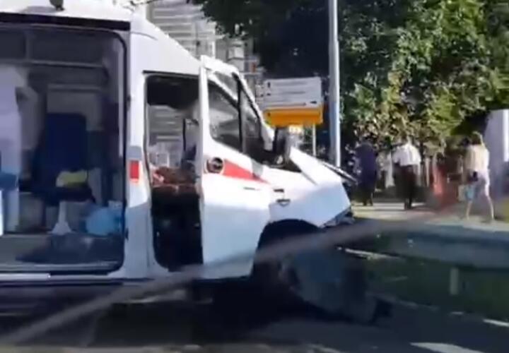 Лобовое ДТП: в Краснодаре столкнулись иномарка и машина скорой помощи