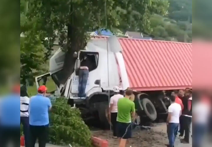 На Кубани в ДТП погиб водитель грузовика