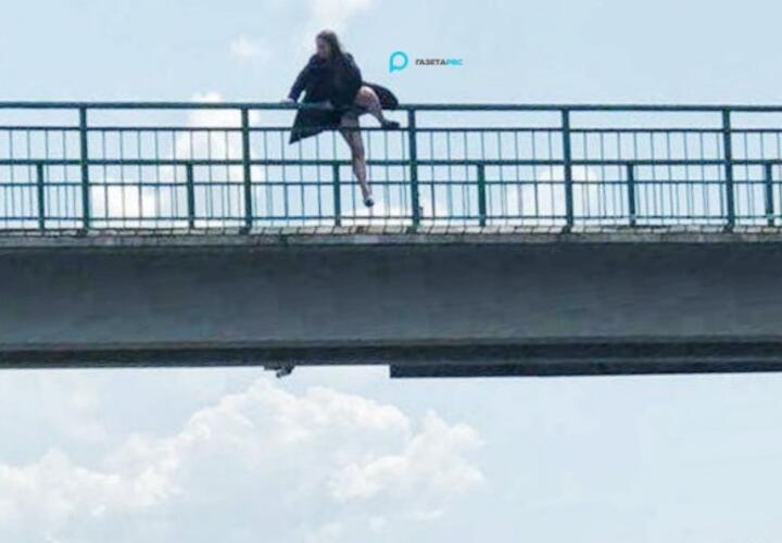 Под Краснодаром неадекватная девушка едва не спрыгнула с пешеходного моста ВИДЕО