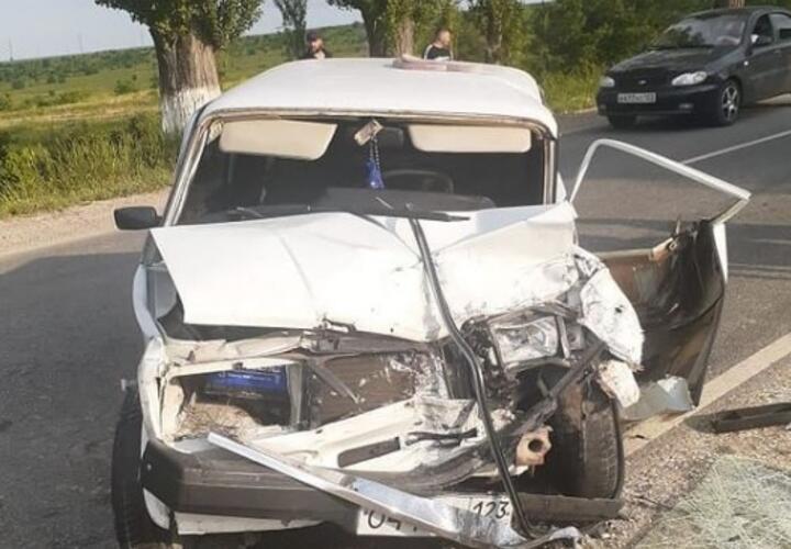 Под Новороссийском в жесткой аварии пострадали шесть человек