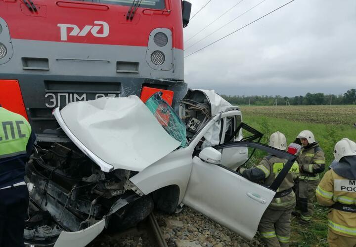 Под анапой поезд протаранил выехавшую на переезд машину. Смотреть фото Под анапой поезд протаранил выехавшую на переезд машину. Смотреть картинку Под анапой поезд протаранил выехавшую на переезд машину. Картинка про Под анапой поезд протаранил выехавшую на переезд машину. Фото Под анапой поезд протаранил выехавшую на переезд машину