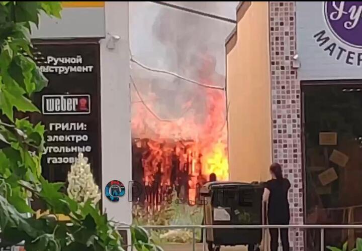 В Анапе у магазинов сгорела хозпостройка ВИДЕО