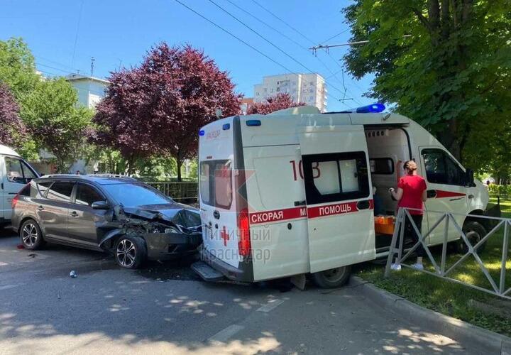 В Краснодаре машина скорой попала в ДТП
