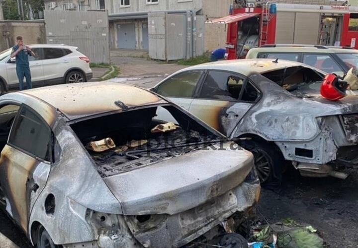 В Краснодаре минувшей ночью сгорели две припаркованные иномарки