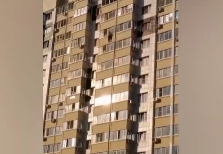 В Краснодаре мужчина сорвался с 13-ого этажа