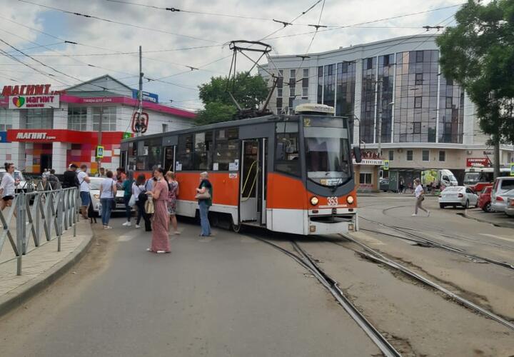 В Краснодаре трамвай не поделил дорогу с иномаркой