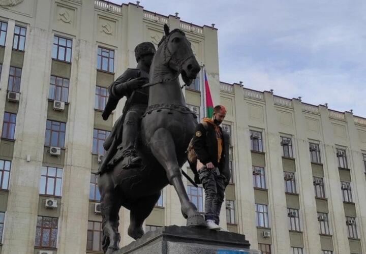 В Краснодаре вынесли приговор мужчине, показавшему голый зад с постамента памятника Казакам