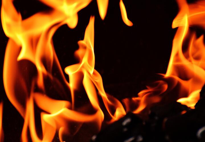 В Краснодаре загорелась обшивка офисного здания
