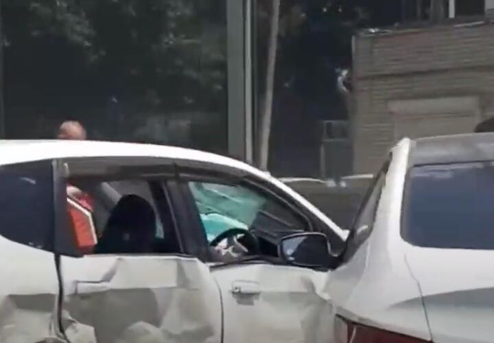 В Краснодарском крае два автомобиля на трассе протаранили ограждение ВИДЕО