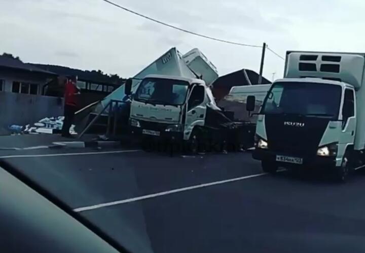 В Краснодарском крае «Мерседес» попал под грузовик